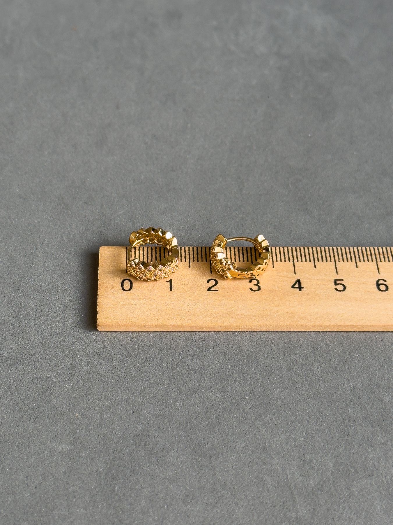 Мінімалістичні сережки в золоті