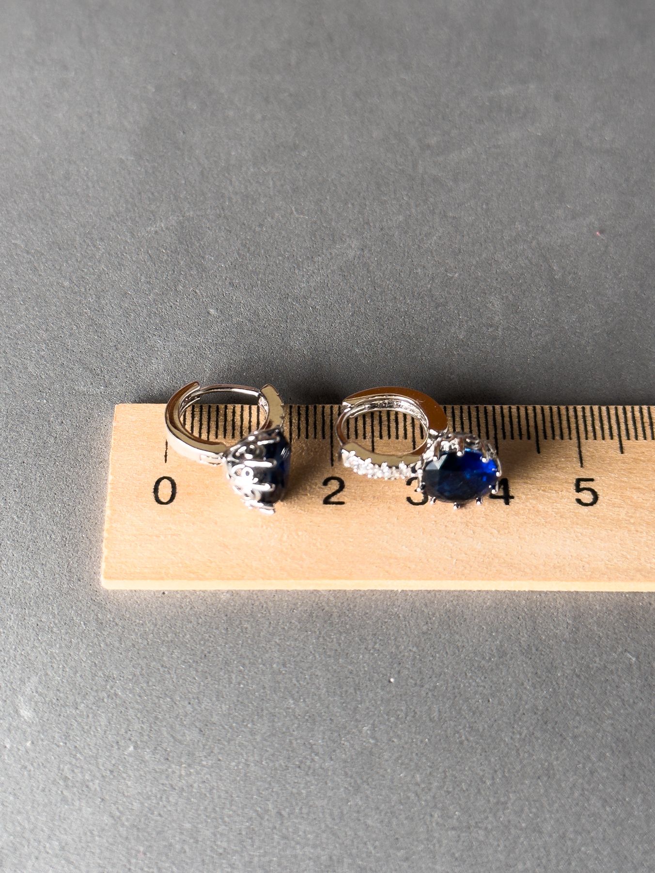 Сережки з родієвим покриттям і фіанітами в срібному кольорі S678 фото
