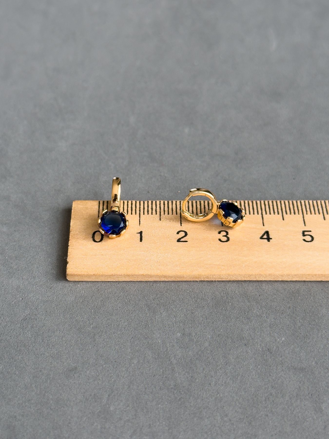 Лаконічні сережки з синім камінчиком