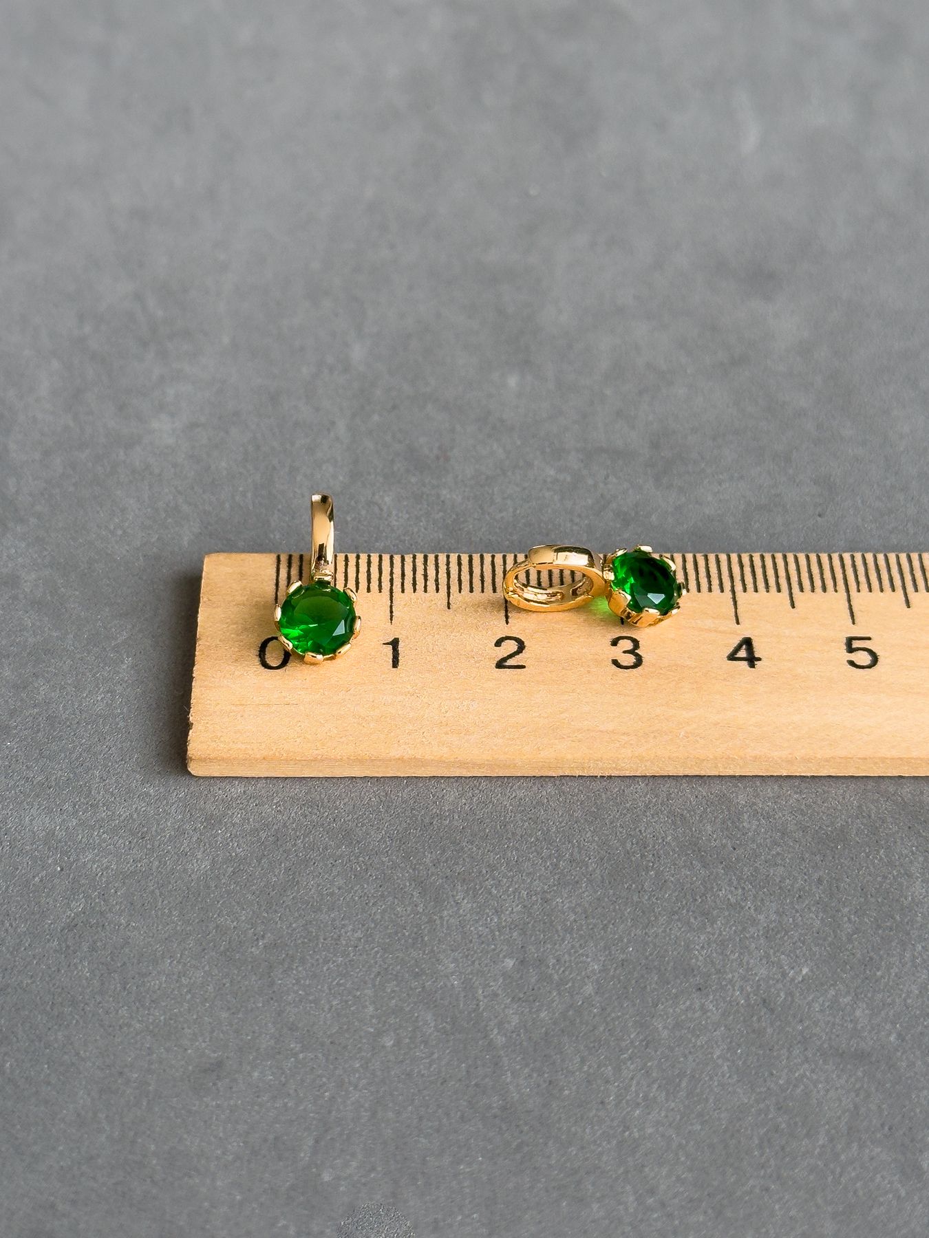 Лаконічні сережки з зеленим камінчиком