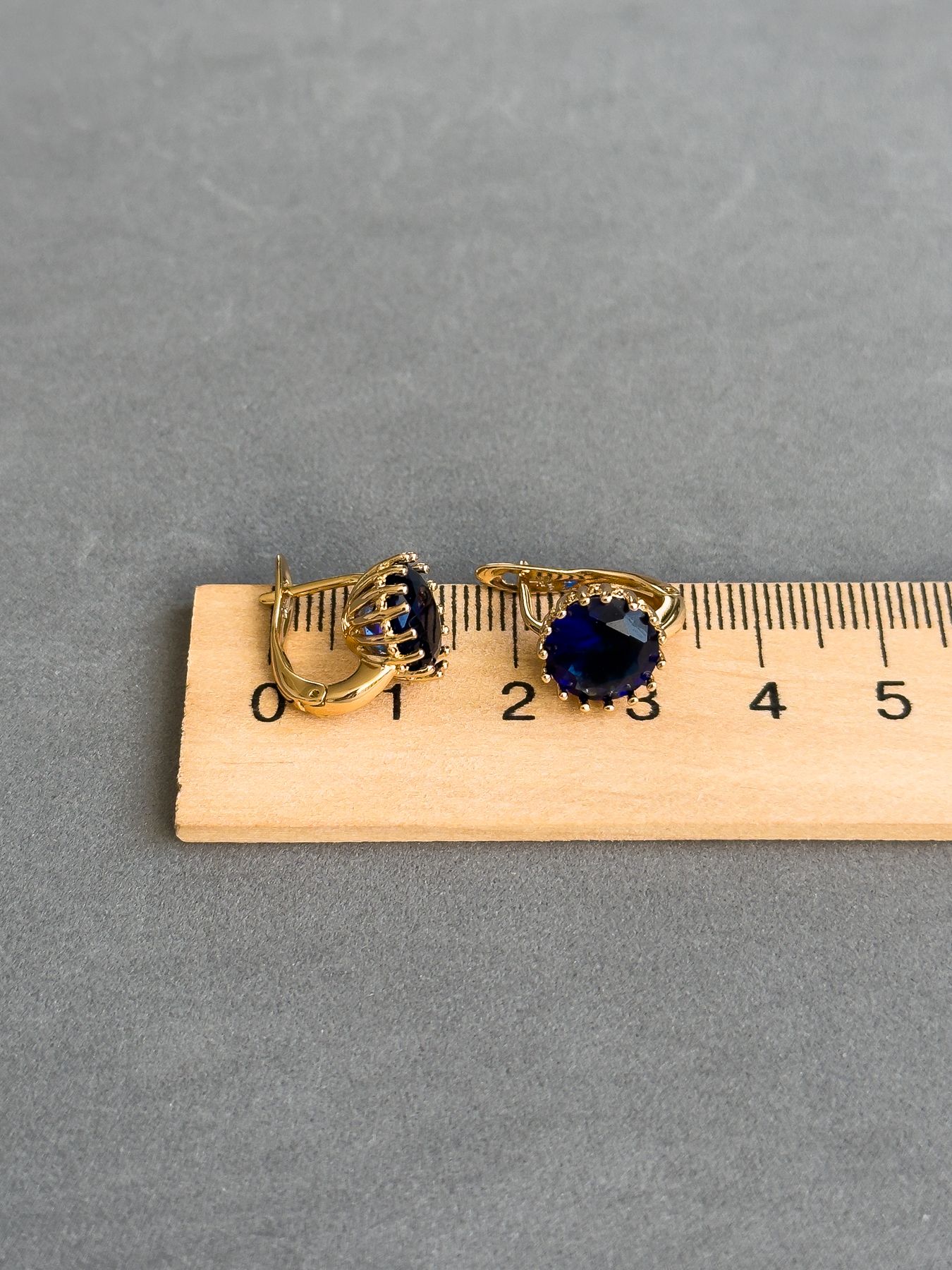 Вишукані сережки з синім камінчиком