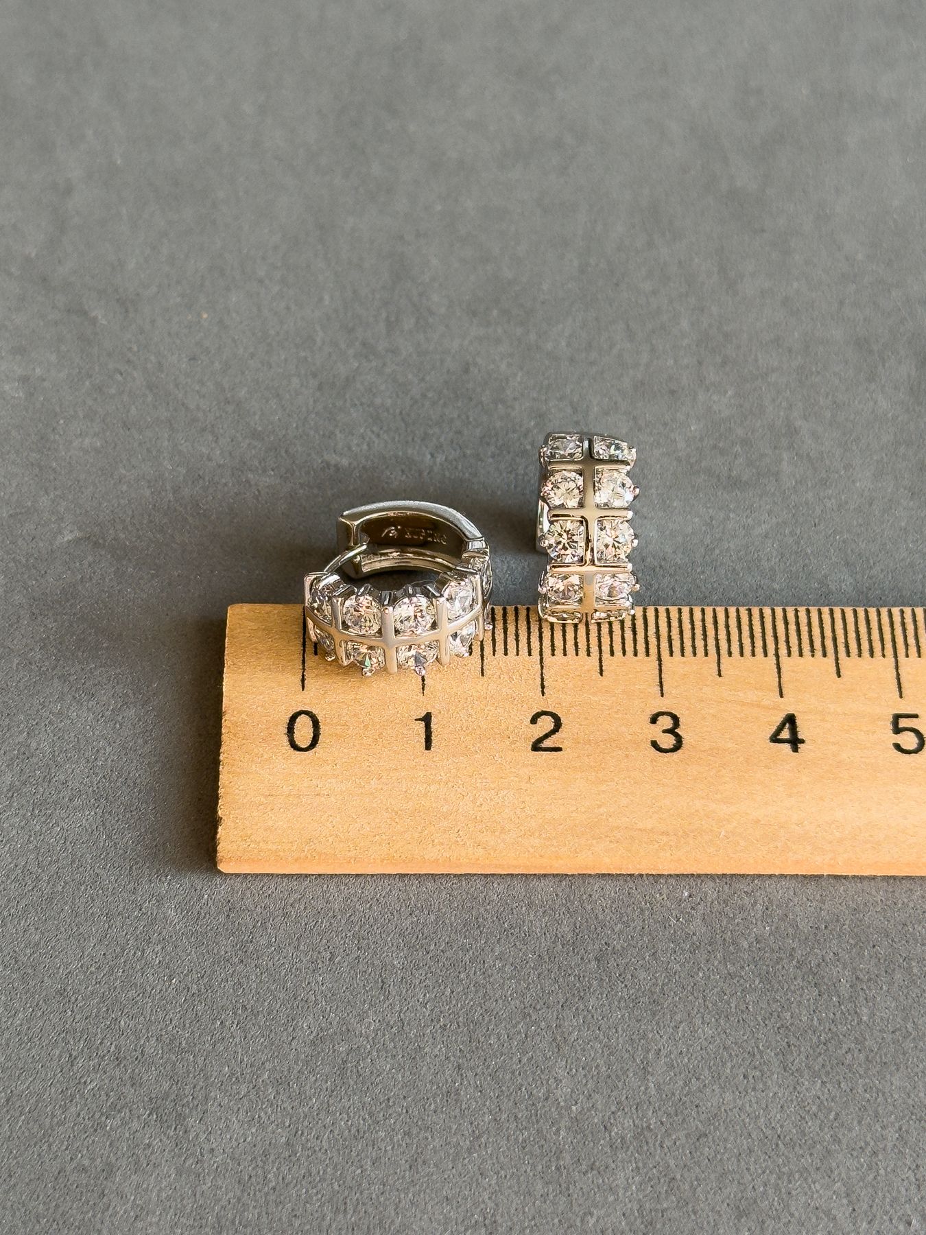 Сережки кільця в камінчиках з родієвим покриттям