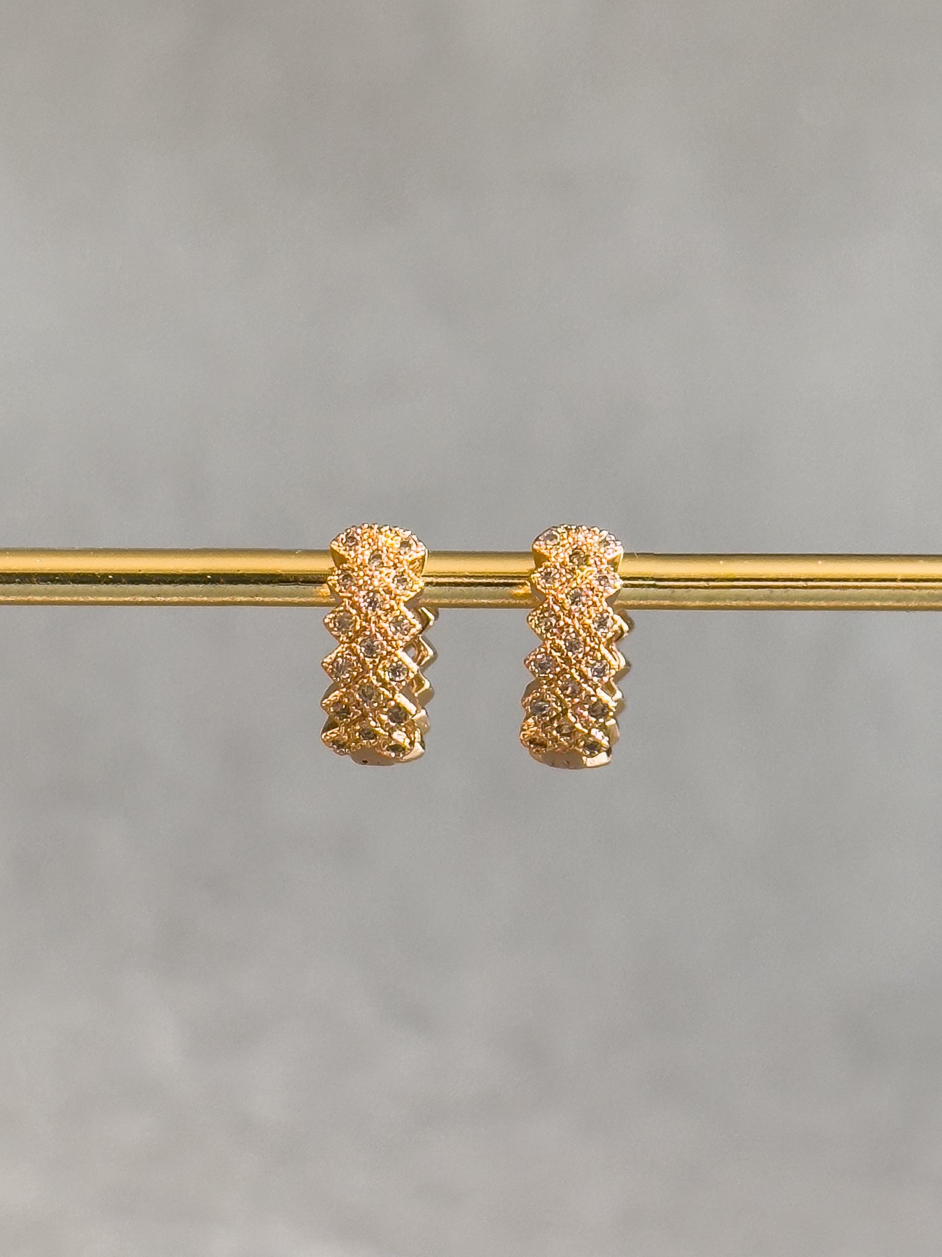 Мінімалістичні сережки в золоті