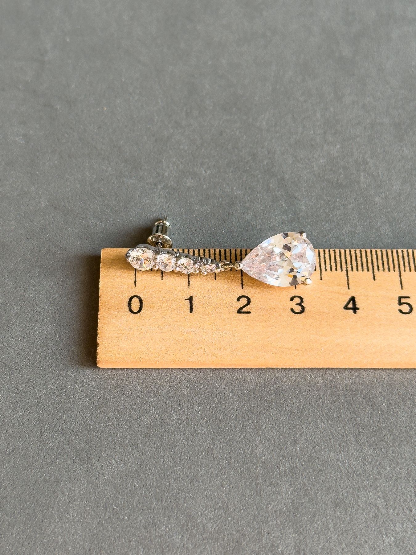 Вишукані сережки з камінчиком в срібному кольорі