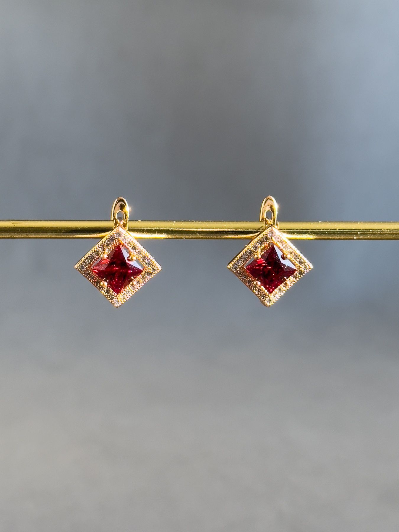 Сережки ромбики з червоним каменем S654 - 2 - iriska.com.ua