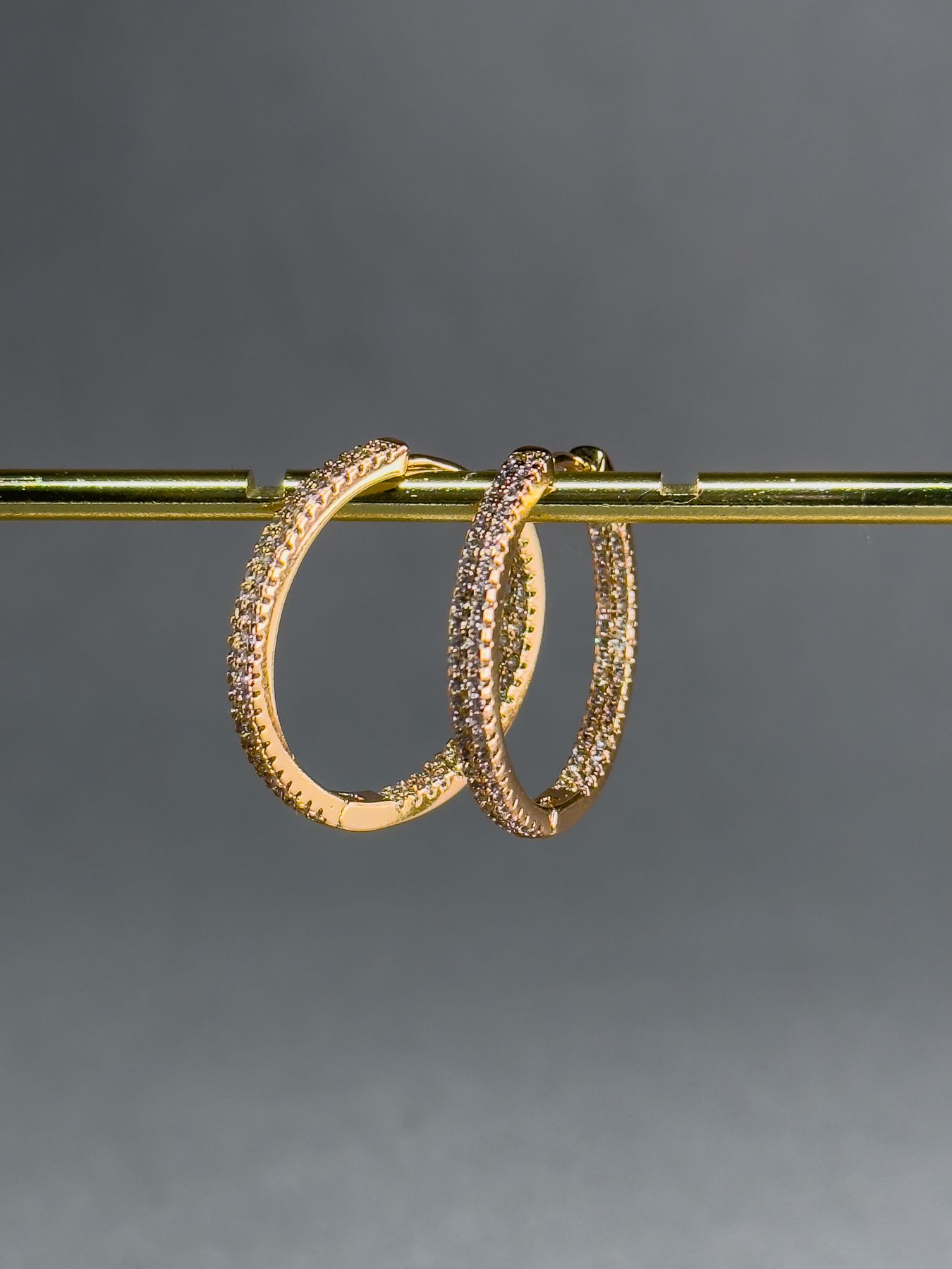 Лаконічні сережки кільця з медичного золота і фіанітами