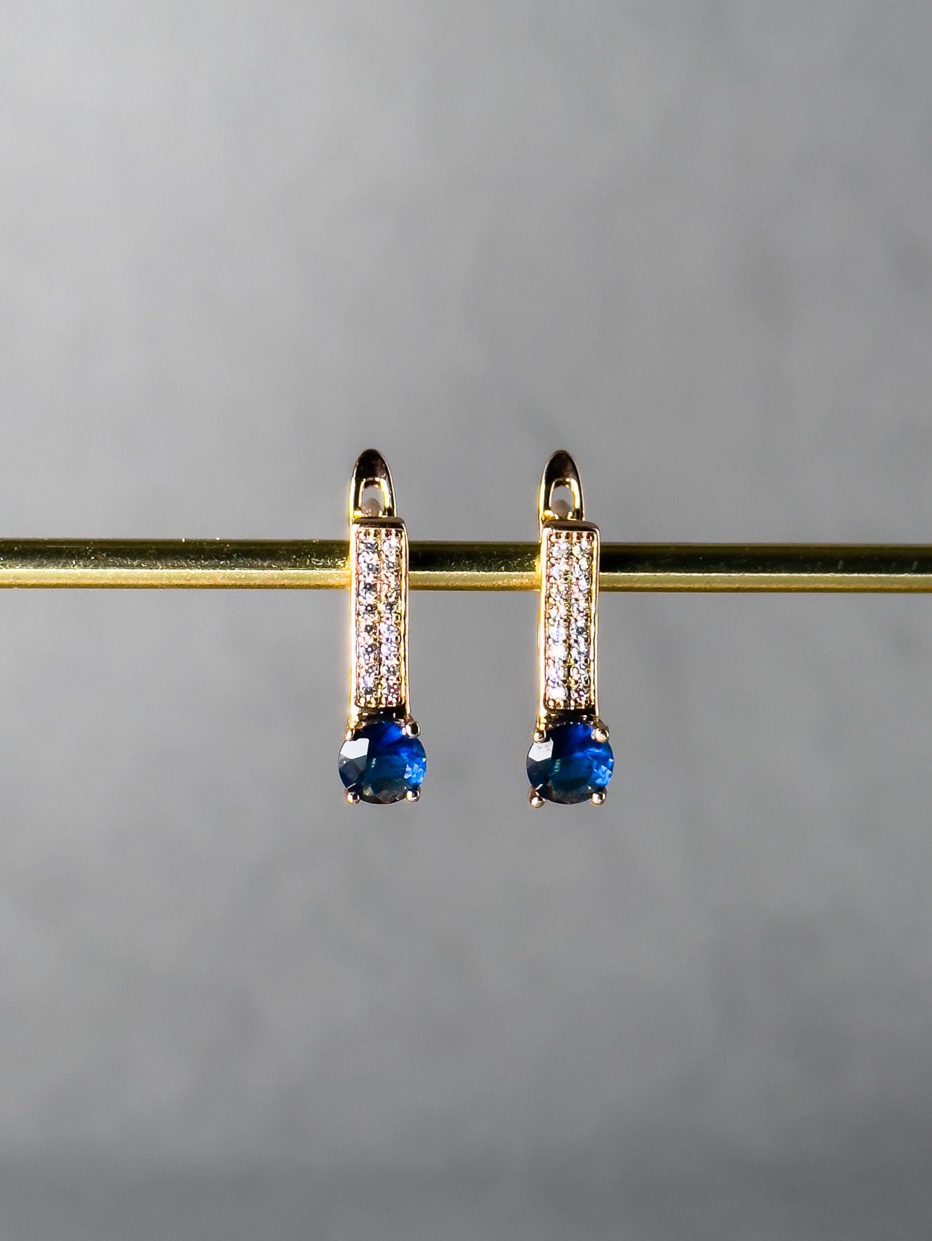 Лаконічні сережки з медичного золота з синім камінчиком