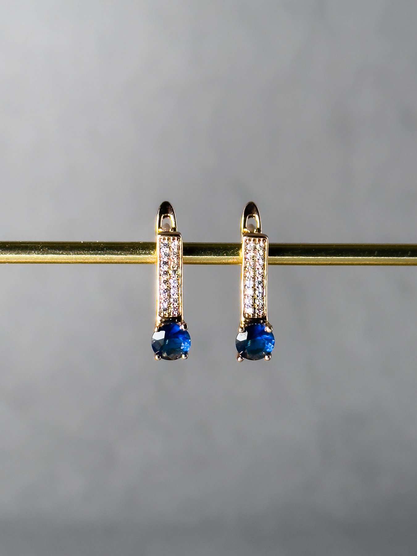 Лаконічні сережки з медичного золота з синім камінчиком