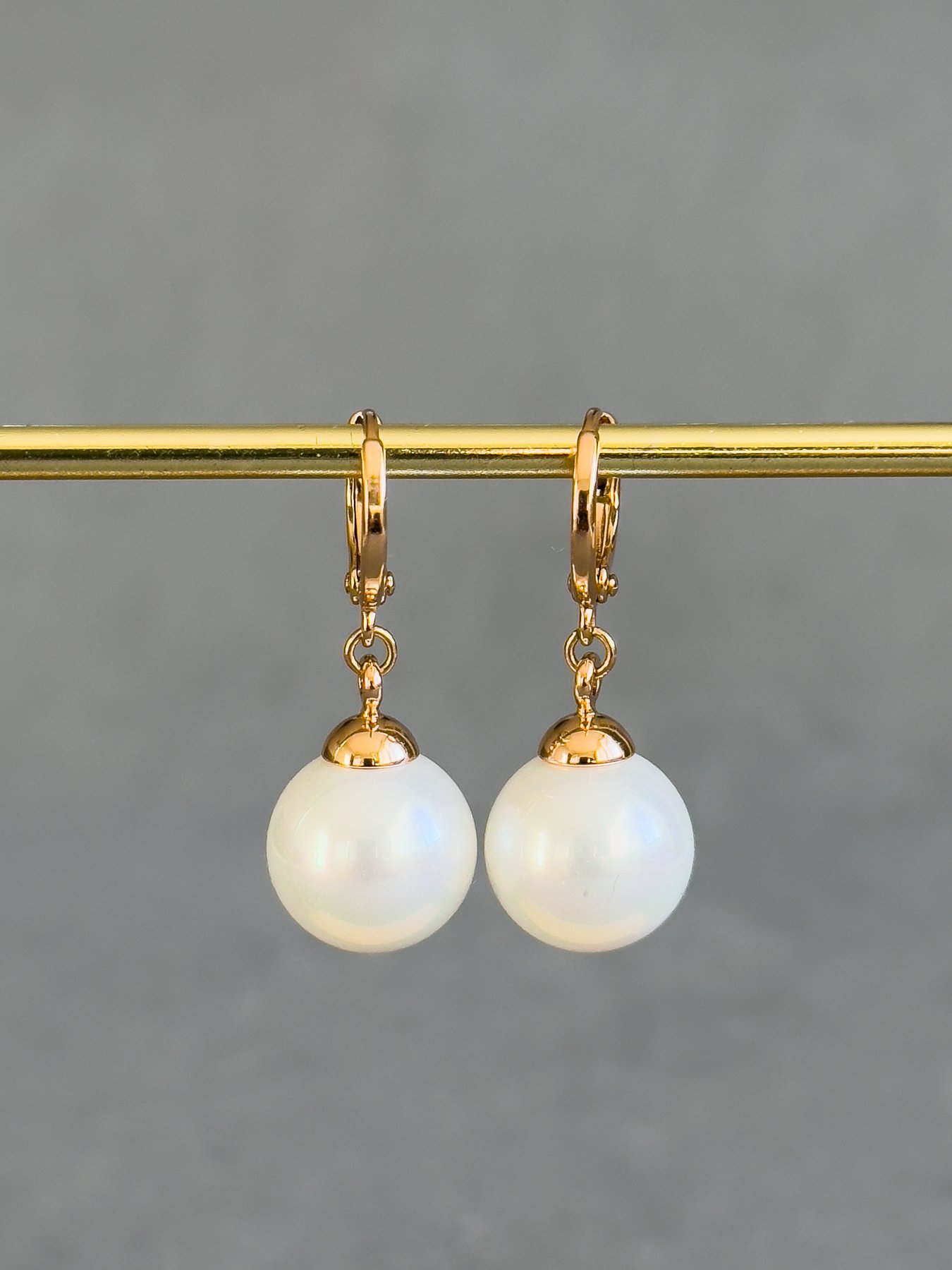 Лаконічні сережки з перлами в золоті