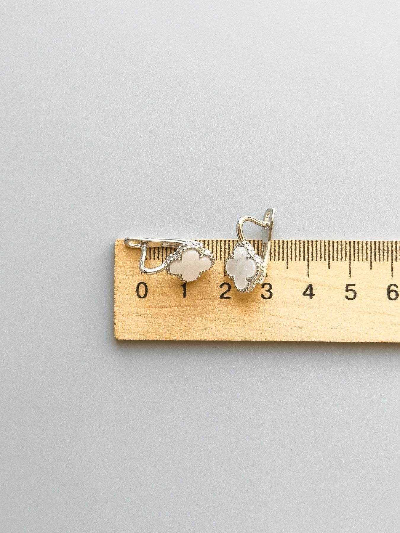 Сережки конюшинки в білому золоті S1199 - 2 - iriska.com.ua