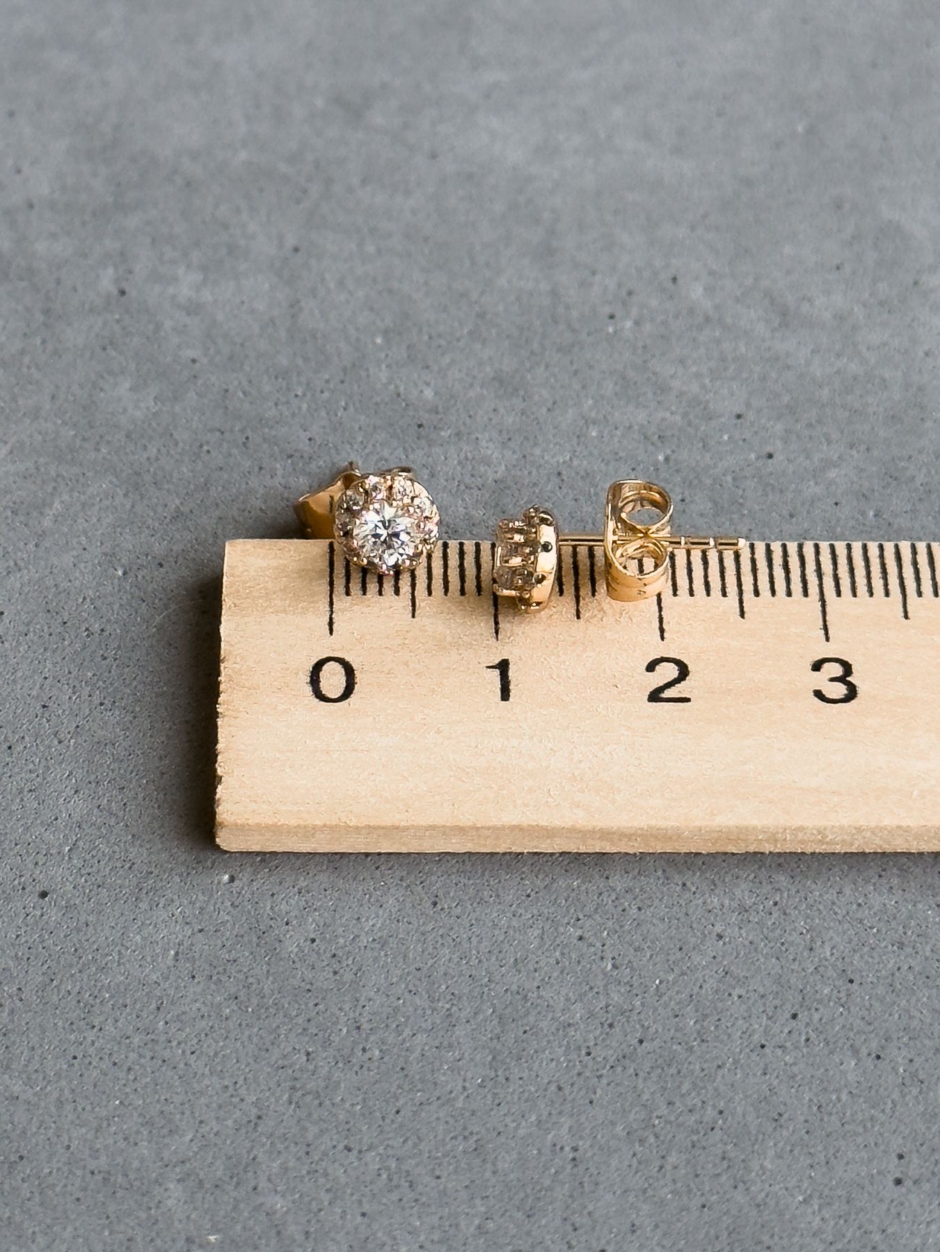 Мініатюрні сережки з фіантіами