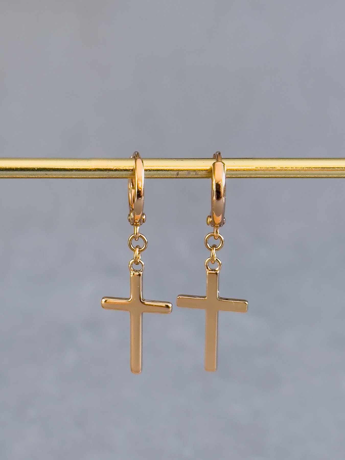 Стильні сережки хрестики в золоті