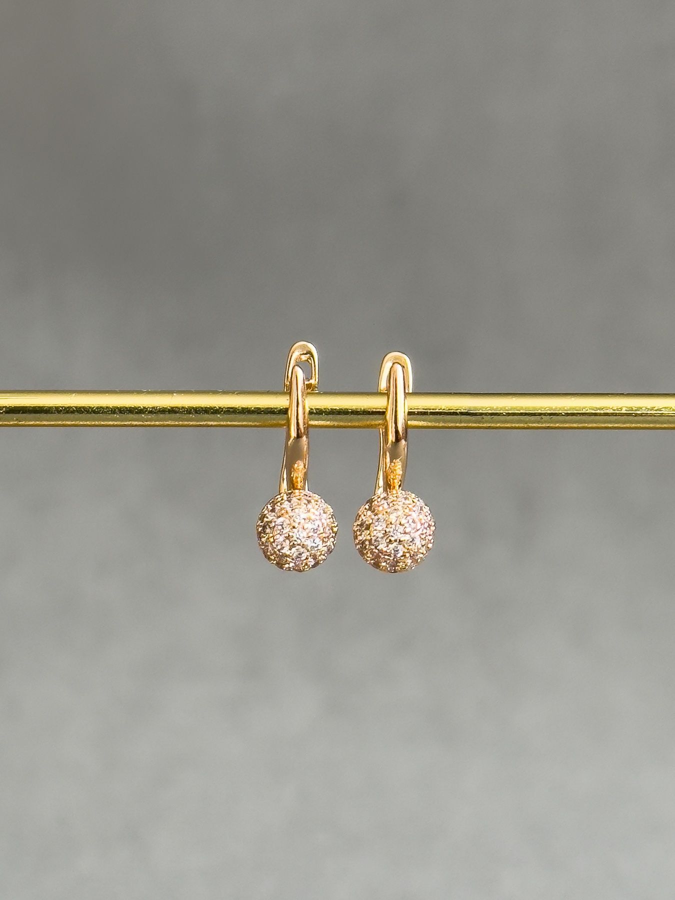 Сережки з кулькою в камінчиках S676 - 2 - iriska.com.ua